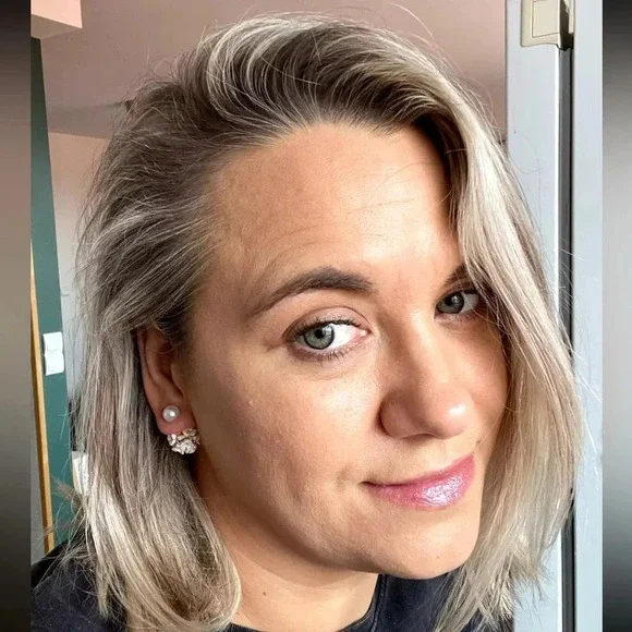 Perla White Shell Flower Stud Earrings - Picture 8 of 13